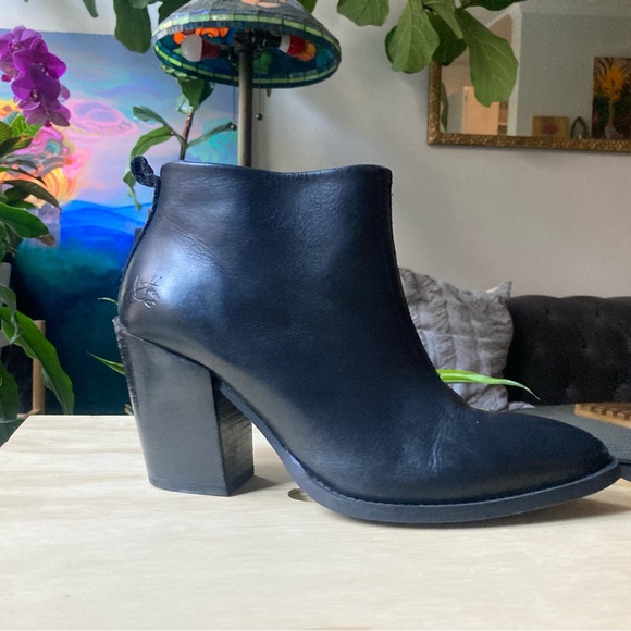 John Fluevog - ROOM 406 - Picture 5 of 5